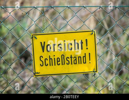 Frankfurt, Deutschland. Februar 2020. Am Zaun einer Einrichtung in Bergen-Enkheim hängt ein Schild mit der Aufschrift "Vorsicht Schießstand". Der mutmaßliche Täter aus Hanau war laut dem Deutschen Schützenverein und dem Schützenverein aktiv im Schützenverein 'Diana Bergen-Enkheim'. Bei einem angeblichen rechtsextremistischen und rassistischen Angriff wurden in Hanau mehrere Menschen durch Schüsse getötet und verletzt. Die Bundesanwaltschaft ermittelt. Foto: Andreas Arnold / dpa Credit: Dpa Picture Alliance / Alamy Live News Stockfoto