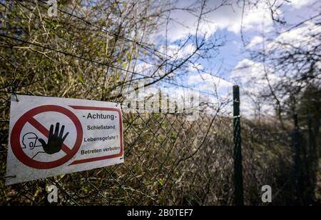 Frankfurt, Deutschland. Februar 2020. Ein Schild mit der Aufschrift '-Achtung- Schießstand Lebensgefahr! Keine Übertretung" hängt am Zaun einer Anlage in Bergen-Enkheim. Der mutmaßliche Täter aus Hanau war laut dem Deutschen Schützenverein und dem Schützenverein aktiv im Schützenverein 'Diana Bergen-Enkheim'. Bei einem angeblichen rechtsextremistischen und rassistischen Angriff wurden in Hanau mehrere Menschen durch Schüsse getötet und verletzt. Die Bundesanwaltschaft ermittelt. Foto: Andreas Arnold / dpa Credit: Dpa Picture Alliance / Alamy Live News Stockfoto