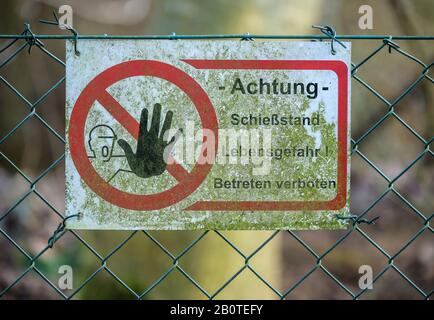 Frankfurt, Deutschland. Februar 2020. Ein Schild mit der Aufschrift '-Achtung- Schießstand Lebensgefahr! Keine Übertretung" hängt am Zaun einer Anlage in Bergen-Enkheim. Der mutmaßliche Täter aus Hanau war laut dem Deutschen Schützenverein und dem Schützenverein aktiv im Schützenverein 'Diana Bergen-Enkheim'. Bei einem angeblichen rechtsextremistischen und rassistischen Angriff wurden in Hanau mehrere Menschen durch Schüsse getötet und verletzt. Die Bundesanwaltschaft ermittelt. Foto: Andreas Arnold / dpa Credit: Dpa Picture Alliance / Alamy Live News Stockfoto