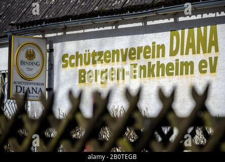 Frankfurt, Deutschland. Februar 2020. An der Wand des Vereinsgebäudes steht der "Schützenverein Diana Bergen-Enkheim EV". Der mutmaßliche Täter aus Hanau war laut dem Deutschen Schützenverein und dem Schützenverein aktiv im Schützenverein 'Diana Bergen-Enkheim'. Bei einem angeblichen rechtsextremistischen und rassistischen Angriff wurden in Hanau mehrere Menschen durch Schüsse getötet und verletzt. Die Bundesanwaltschaft ermittelt. Foto: Andreas Arnold / dpa Credit: Dpa Picture Alliance / Alamy Live News Stockfoto