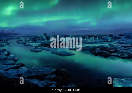 Kalter island-gletscher jokulsarlon am Abend Eisberge, die auf der kalten Ruhe mit Nordlichtern aurora borealis schweben Stockfoto