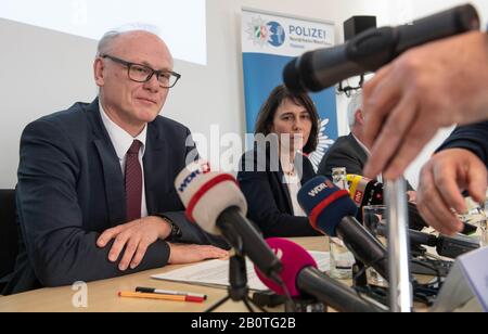Hamm, Deutschland. Februar 2020. Erich Sievert, Polizeikommissar und Karin Banken, Mitglied des Regierungsrates, sitzen auf einer Pressekonferenz auf dem Podium. Bei der Ermittlung eines Terrorverdächtigen in den eigenen Reihen stieß die Polizei Hamm auf zwei weitere Mitarbeiter mit möglicherweise rechtsorientiertem Einsatzbereich. Credit: Bernd Thissen / dpa / Alamy Live News Stockfoto