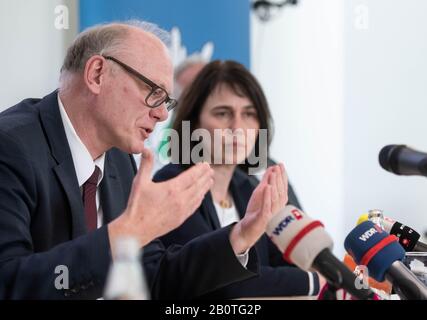 Hamm, Deutschland. Februar 2020. Erich Sievert, Polizeikommissar und Karin Banken, Mitglied des Regierungsrates, sitzen auf einer Pressekonferenz auf dem Podium. Bei der Ermittlung eines Terrorverdächtigen in den eigenen Reihen stieß die Polizei Hamm auf zwei weitere Mitarbeiter mit möglicherweise rechtsorientiertem Einsatzbereich. Credit: Bernd Thissen / dpa / Alamy Live News Stockfoto