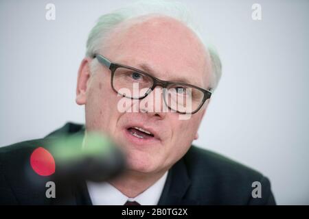 Hamm, Deutschland. Februar 2020. Erich Sievert, polizeikommissar, spricht auf einer Pressekonferenz im Polizeipräsidium. Bei der Ermittlung eines Terrorverdächtigen in den eigenen Reihen stieß die Polizei Hamm auf zwei weitere Mitarbeiter mit möglicherweise rechtsorientiertem Einsatzbereich. Credit: Bernd Thissen / dpa / Alamy Live News Stockfoto
