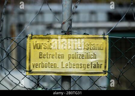 Frankfurt, Deutschland. Februar 2020. Ein Schild mit der Aufschrift "Achtung Schießstand Von der Polizei verboten. Lebensgefahr hängt vom Zaun einer Anlage in Bergen-Enkheim. Der mutmaßliche Täter aus Hanau war laut dem Deutschen Schützenverein und dem Schützenverein aktiv im Schützenverein 'Diana Bergen-Enkheim'. Bei einem angeblichen rechtsextremistischen und rassistischen Angriff wurden in Hanau mehrere Menschen durch Schüsse getötet und verletzt. Die Bundesanwaltschaft ermittelt. Foto: Andreas Arnold / dpa Stockfoto