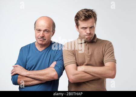 Zwei wütende Männer Vater und Sohn haben wütende mürrische Gefühle. Familienstreit. Stockfoto