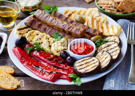 Kebab. Traditioneller Fleischkebab mit gegrilltem Gemüse. Nahaufnahme. Stockfoto