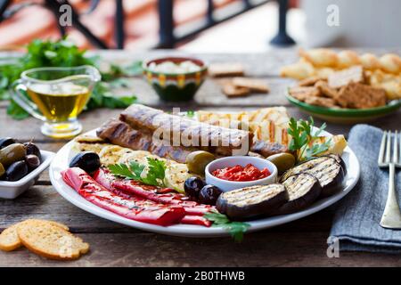 Kebab. Traditionelles mittelöstliches, arabisches oder mediterranes Fleischkebab mit gegrilltem Gemüse. Stockfoto