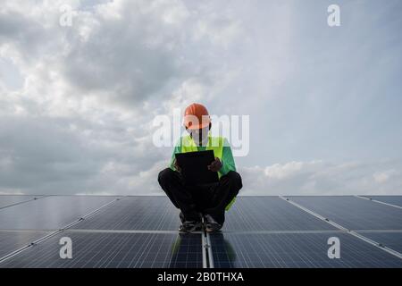 Der Techniker überprüft die Wartung der Solarzellenpaneele. Stockfoto