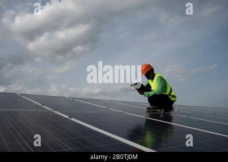 Der Techniker überprüft die Wartung der Solarzellenpaneele. Stockfoto