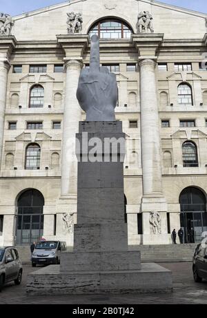 Mailand, Italien. Februar 2020. Blick auf die Piazza Affari mit dem Palazzo Mezzanotte, im Hintergrund in Mailand. Kredit: Diego Puletto/SOPA Images/ZUMA Wire/Alamy Live News Stockfoto