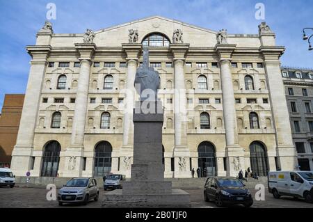 Mailand, Italien. Februar 2020. Blick auf die Piazza Affari mit dem Palazzo Mezzanotte, im Hintergrund in Mailand. Kredit: Diego Puletto/SOPA Images/ZUMA Wire/Alamy Live News Stockfoto