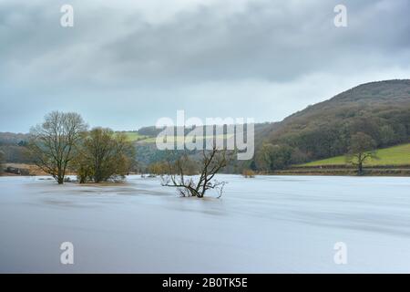 Der Fluss Wye spat bei Bissweir an der Grenze zu Monmouthshire - Gloucestershire. Februar 2020. Stockfoto