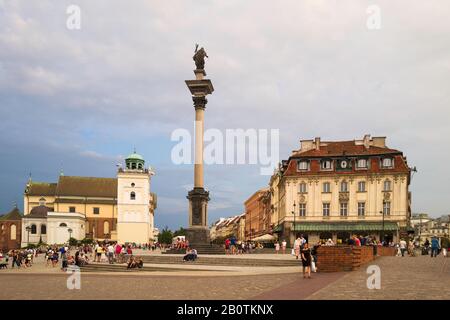 Die Säule von Sigmund (1644) auf dem Burgplatz in Warschau, Polen, erinnert an König Sigmund III. Vasa, der die Hauptstadt von Kraków nach Warschau verlegt hat. Stockfoto