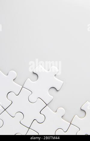 Weißes Puzzle auf weißem Hintergrund Stockfoto