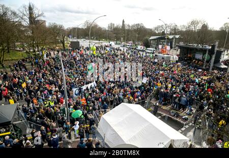 Hamburg, Deutschland. Februar 2020. Die Teilnehmer der Freitage für Die Künftige Klimademonstration versammelten sich vor einer Bühne in Heiliggeistsferld. Die Aktivisten der Freitag-Zukunft fordern vor den Wahlen in Hamburg Protest. Kredit: Axel Heimken / dpa / Alamy Live News Stockfoto