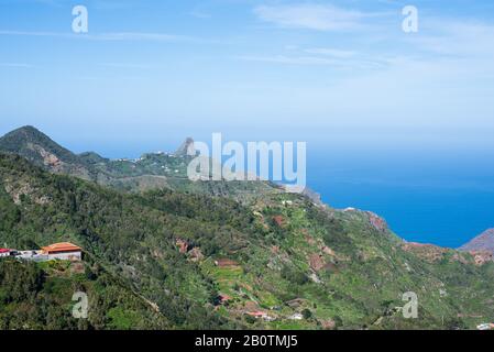 Panoramablick auf die Anaga-Berge - Wandern auf Teneras, Spanien Stockfoto