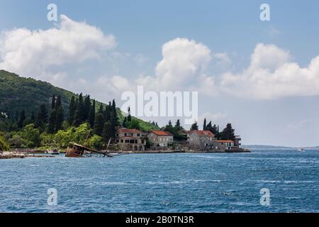 Die schönen kleinen Weiler von Rose, auf der Halbinsel Luštica, Montenegro, Bucht von Kotor Stockfoto