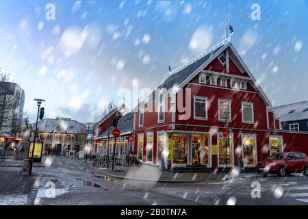 Reykjavik, Island - 01.19.2020: Suta svinid gastro Pub Reykjavik Street View mit typisch nordischem roten Haus im Schnee Stockfoto