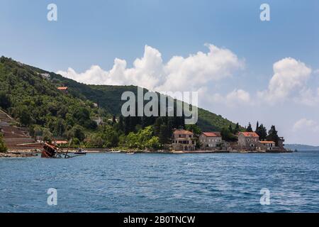 Die schönen kleinen Weiler von Rose, auf der Halbinsel Luštica, Montenegro, Bucht von Kotor Stockfoto