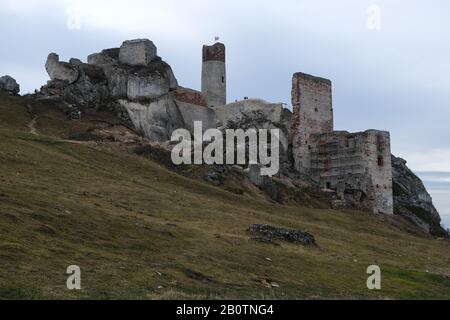 Polen, OLSZTYN - 16. Februar 2020: Renovierung der Ruinen der Burg in Olsztyn, Polen. Krakow-Tschenstochowa Upland, das polnische Jura-Hochland Stockfoto