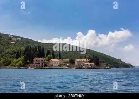 Die schönen kleinen Weiler von Rose, auf der Halbinsel Luštica, Montenegro, Bucht von Kotor Stockfoto