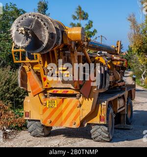 Mobile Rock Bohrschnecke; Bohrbohrmaschine Mit Robuster Bohrerbasis, montiert auf Lastwagen, Zypern. Stockfoto