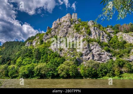 Strecno burg auf der Bergspitze über Vah River, Mala Fatra Gebirge, Dorf der Region Strecno, Zilina, Slowakei Stockfoto