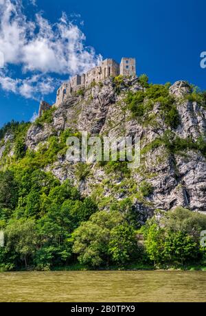 Strecno burg auf der Bergspitze über Vah River, Mala Fatra Gebirge, Dorf der Region Strecno, Zilina, Slowakei Stockfoto