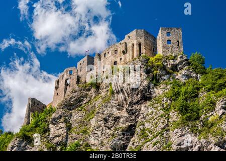 Strecno burg auf der Bergspitze über Vah River, Mala Fatra Gebirge, Dorf der Region Strecno, Zilina, Slowakei Stockfoto