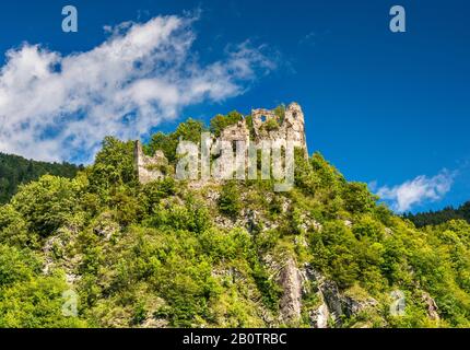 Starhrad (Alte Burg) am Berggipfel über dem Fluss Vah, Berge der Mala Fatra, in der Nähe des Dorfes Strecno, Region Zilina, Slowakei Stockfoto