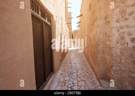 Altes Dubai. Traditionelle arabische Straßen im historischen Al Fahidi Viertel, Al Bastakiya. Dubai, Vereinigte Arabische Emirate. Historisches Gebäude des Geschichtsmuseums Stockfoto