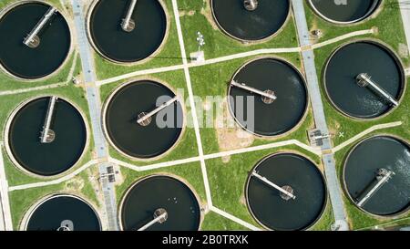 Abwasserfarm: Vertikales Luftbild der klärenden Tanks in einer Kläranlage in North London mit abstrakter geometrischer Hintergrundtextur. Stockfoto