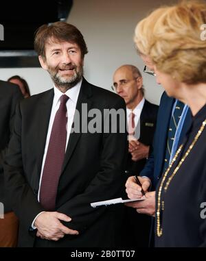 Berlin, Deutschland. Februar 2020. Dario Franceschini, der italienische Kultusminister, spricht mit der Kultur- und Medienministerin Monika Grütters (CDU). Heute wird eine Statue der Maria Magdalena nach Deutschland zurückgebracht. Der nationalsozialistische Kunstraub war seitdem in italienischem Besitz. Credit: Annette Riedl / dpa / Alamy Live News Stockfoto