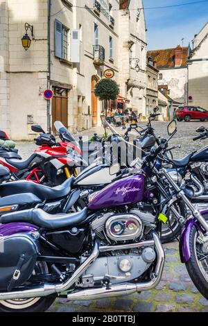 Harley-Davidson Motorräder parkten im Stadtzentrum von Told - Loches, Indre-et-Loire, Frankreich. Stockfoto