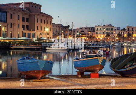 Alte Fischerboote in Bari, Italien. Stockfoto