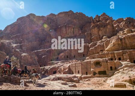 Petra, JORDANIEN - 30. JANUAR 2020: Gräber, die man beim gehen der Kulissen sehen konnte Strasse der Fassaden, waren Hunderte von Jahren entstanden. Petra komplexe Touristenattraktion, Haschemite Königreich Jordanien Stockfoto