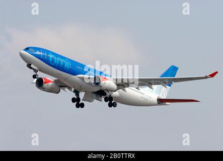 G-WWBB BMI British Midland Airbus A330-243, Start von London Heathrow am 6. September 2006. Stockfoto