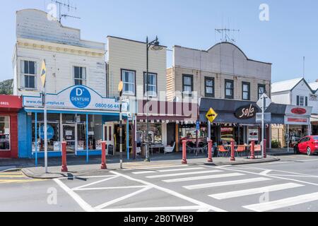 Thames, NEUSEELAND - 07. November 2019: Stadtbild des historischen Dorfes mit Wirtschaftsgebäuden an der Hauptstraße Queen, in der hellen späten Spring-Lig geschossen Stockfoto