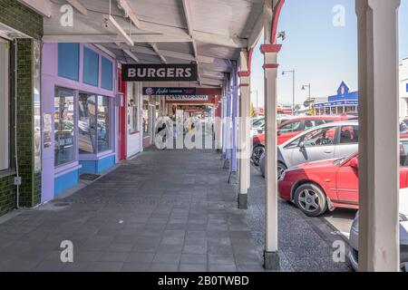 Thames, NEUSEELAND - 7. November 2019: Stadtbild des historischen Dorfes unter Wirtschaftsgebäuden überdachter Gehweg auf der Hauptstraße, in hellem spät geschossen Stockfoto