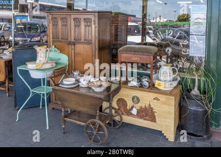 Thames, NEUSEELAND - 07. November 2019: Stadtbild des historischen Dorfes mit alten Möbeln im Verkauf unter Wirtschaftsgebäuden überdachter Gehweg auf der Hauptstraße Stockfoto