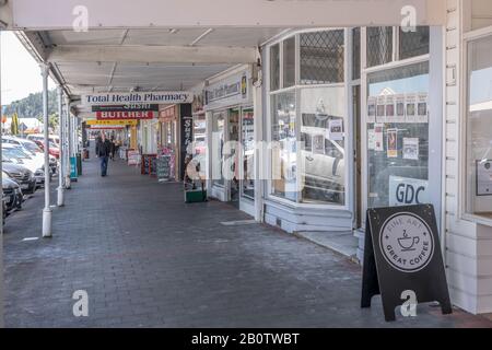 Thames, NEUSEELAND - 07. November 2019: Stadtbild eines historischen Dorfes mit Schaufenstern unter Wirtschaftsgebäuden überdachter Gehweg an der Hauptstraße s. Stockfoto