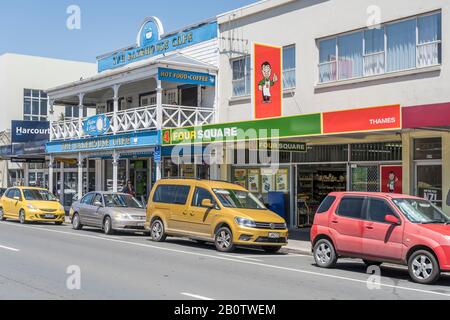 Thames, NEUSEELAND - 07. November 2019: Stadtbild eines historischen Dorfes mit überdachtem Gehweg von Wirtschaftsgebäuden an der Hauptstraße, in hell la gedreht Stockfoto