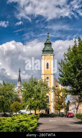 Türme von Kirchen in Namestie Kubinyiho, zentraler Platz in Lucenec, Region Banska Bystrica, Slowakei Stockfoto