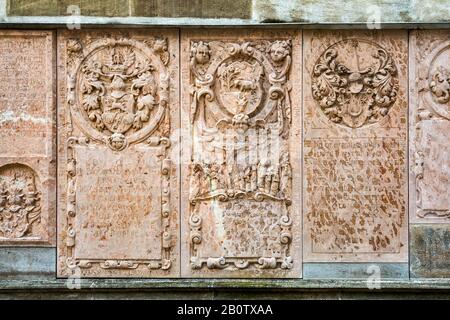 Niedrige Reliefe auf Grabsteinen in lateinischer Schrift, außerhalb der Michaelskapelle in Kosice, Slowakei Stockfoto