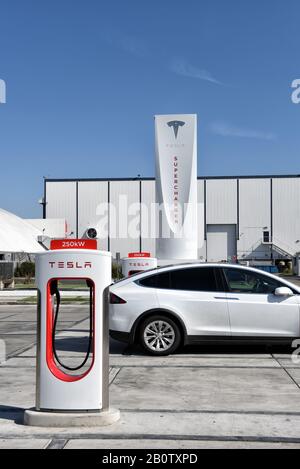 Hawthorne, KALIFORNIEN - 17. FEBRUAR 2020: Tesla Supercharger Station im Tesla Design Center bei SpaceX. Stockfoto