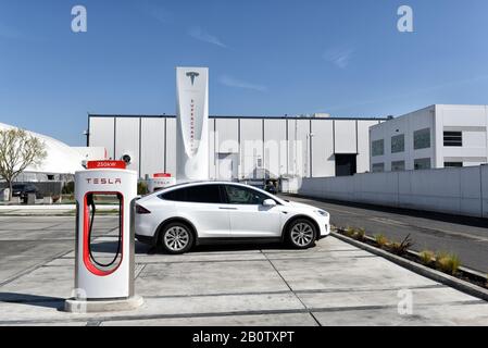 Hawthorne, KALIFORNIEN - 17. FEBRUAR 2020: Tesla Supercharger Station im Tesla Design Center bei SpaceX. Stockfoto