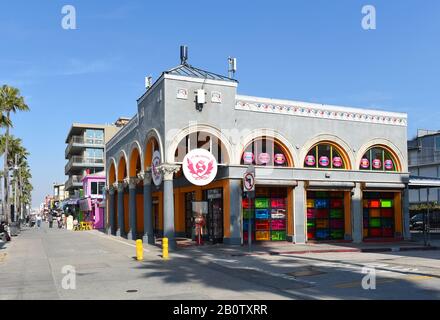 Venedig, KALIFORNIEN - 17. FEBRUAR 2020: IT'SUGAR ist ein trendiger Süßwarenladen, der sich auf innovative Süßigkeiten, lustige Neuheitsgeschenke und riesige Süßigkeiten spezialisiert hat. Stockfoto