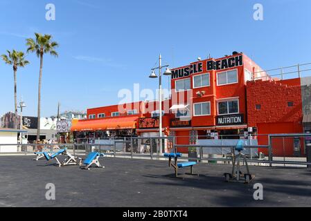 Venedig, KALIFORNIEN - 17. FEBRUAR 2020: Muscle Beach Outdoor Gym ist der Geburtsort des Booms für körperliche Fitness in den USA. Stockfoto