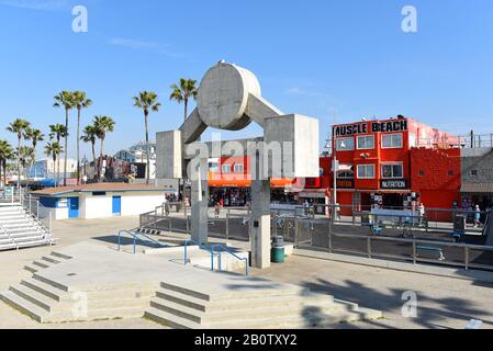 Venedig, KALIFORNIEN - 17. FEBRUAR 2020: Muscle Beach Outdoor Gym ist der Geburtsort des Booms für körperliche Fitness in den USA. Stockfoto